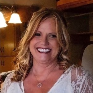 Meet your Posher, Lorie